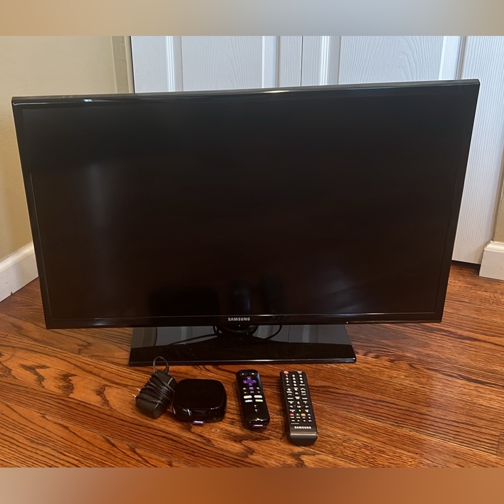 Samsung 32 inch TV with Roku